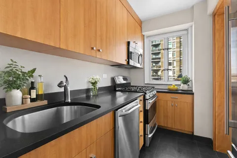 $1,400,000 | 166 East 63rd Street, Unit 18B | Lenox Hill