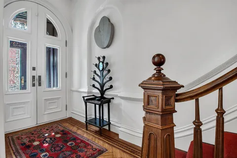 a view of entryway with a workspace