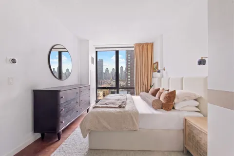 $1,800,000 | 302 East 96th Street, Unit PH3S | Upper East Side