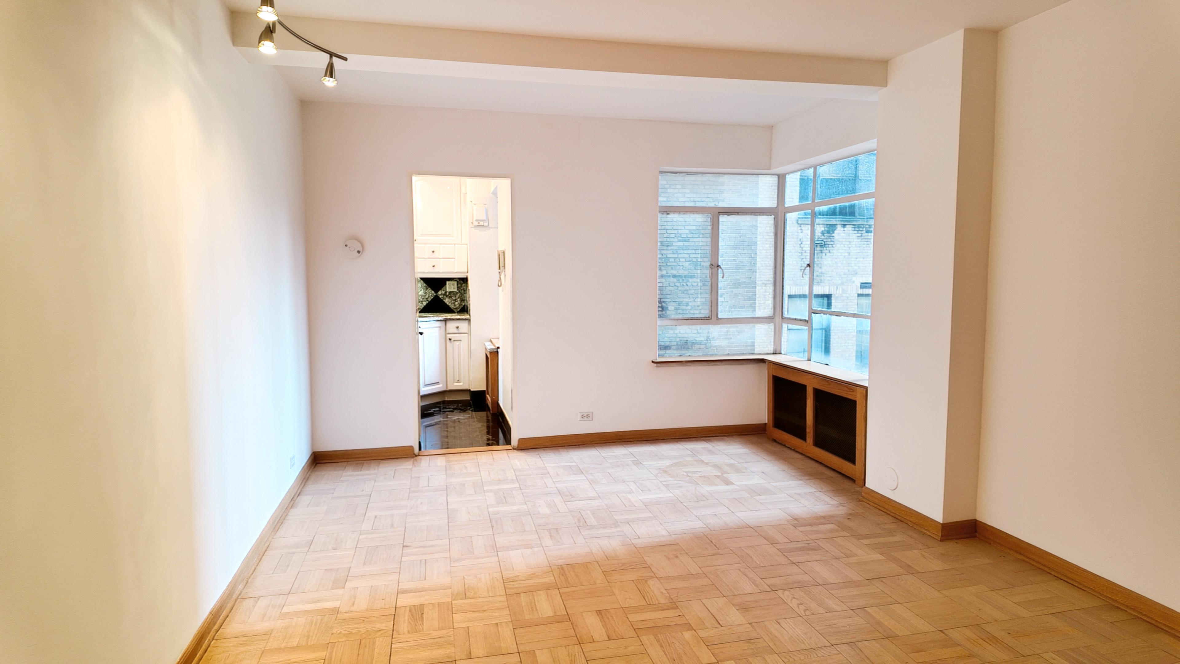 750 Park Avenue, Unit 8D Manhattan, NY 10021 - Photo 6 of 14 an empty room with windows