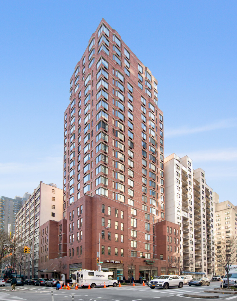 400 East 90th Street, Unit 9A Manhattan, NY 10128 - Photo 8 of 11 a view of a tall building
