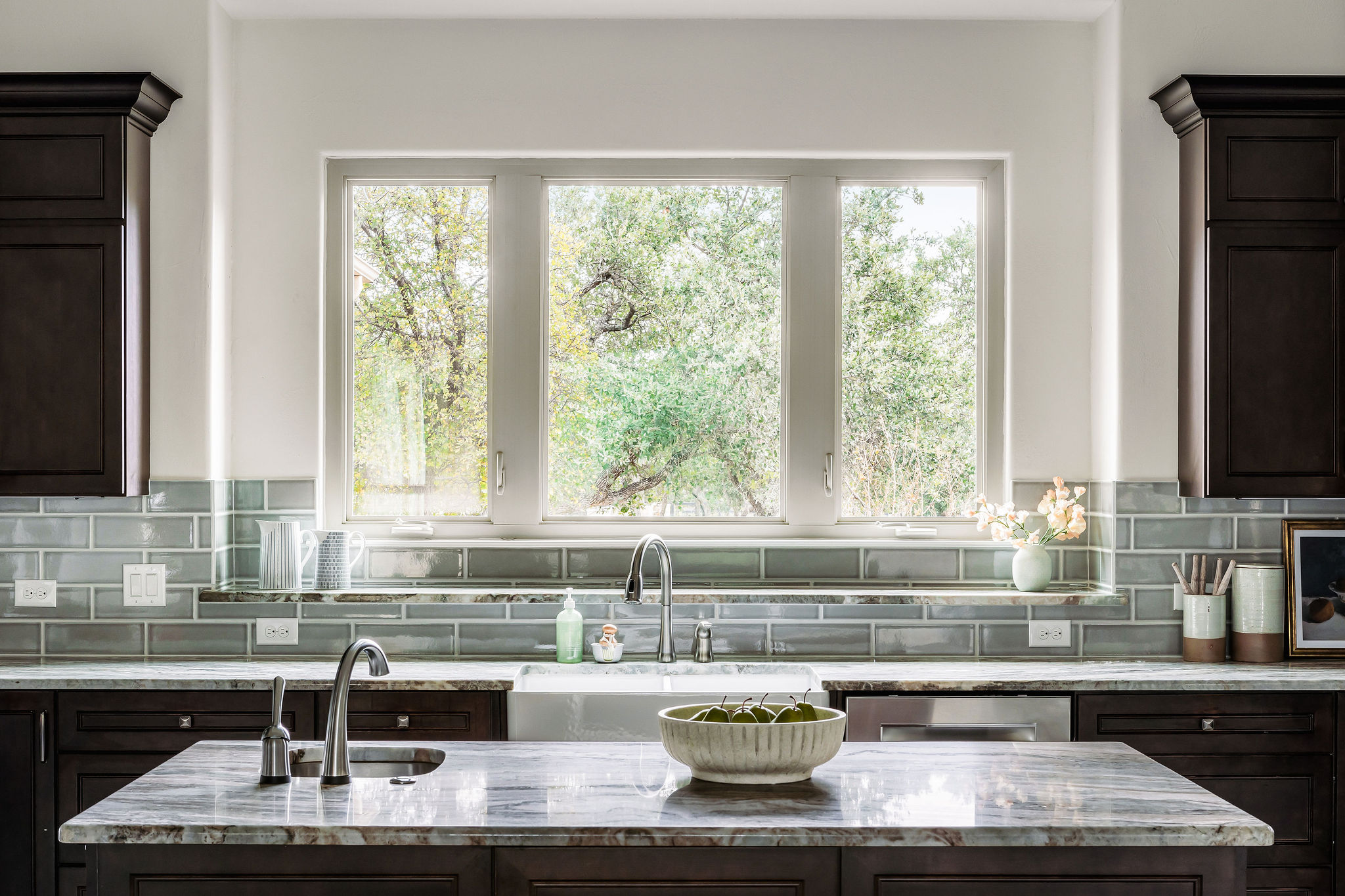 812 Jennings Branch Georgetown, TX 78633 - Photo 19 of 100 a kitchen with a stove a sink and a cabinets