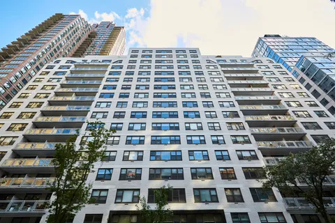 $575,000 | 420 East 72nd Street, Unit 2E | Lenox Hill