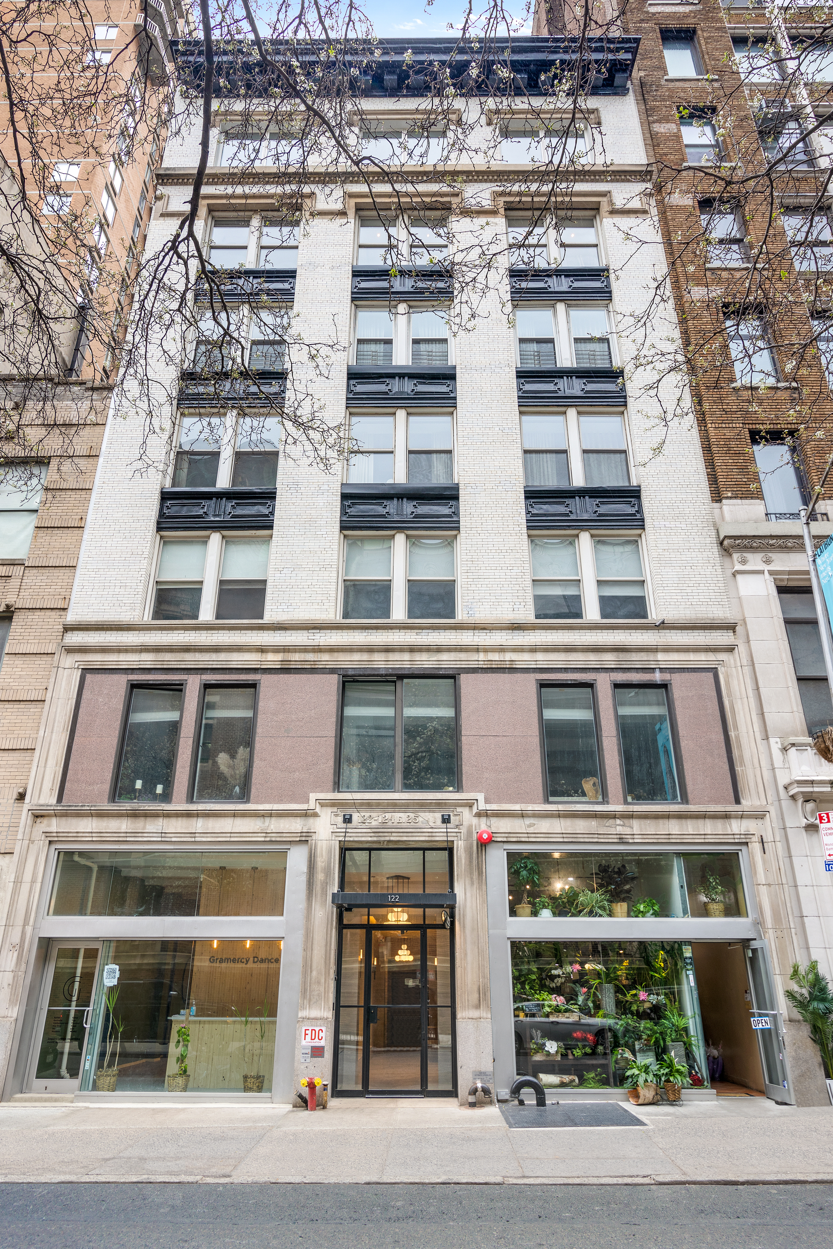 122 East 25th Street, Unit 6 Manhattan, NY 10010 - Photo 16 of 17 front view of a building