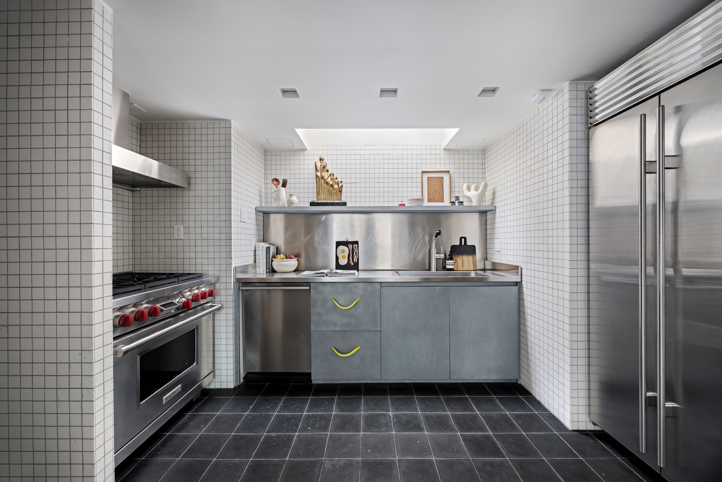 15 East 70th Street, Unit PHB Manhattan, NY 10021 - Photo 13 of 35 a kitchen with a stove and a refrigerator