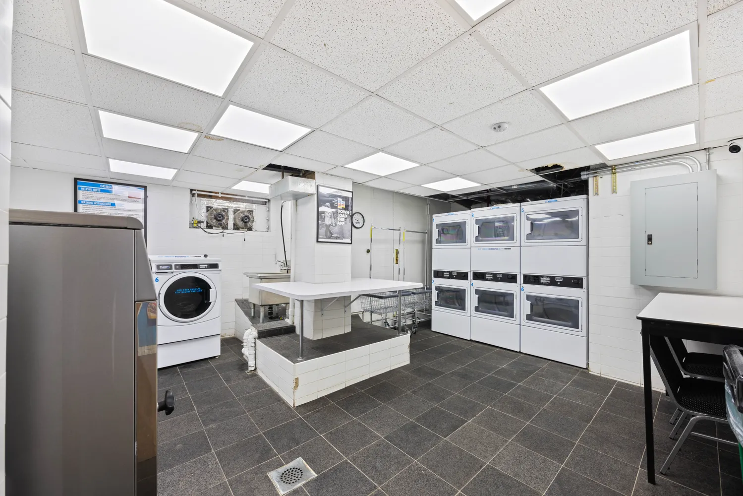 a view of a livingroom with an empty space