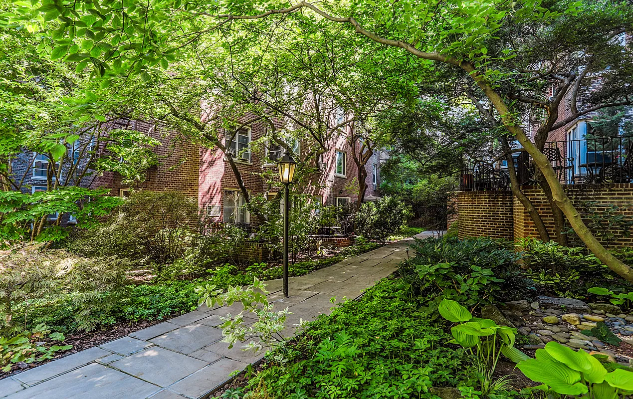 525 East 89th Street, Unit 3A Manhattan, NY 10128 - Photo 9 of 11 a backyard of a house with lots of green space