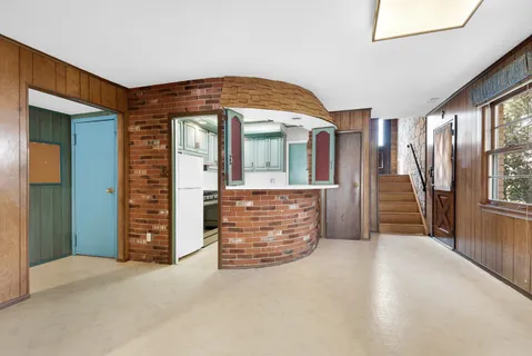 a view of front door with entryway