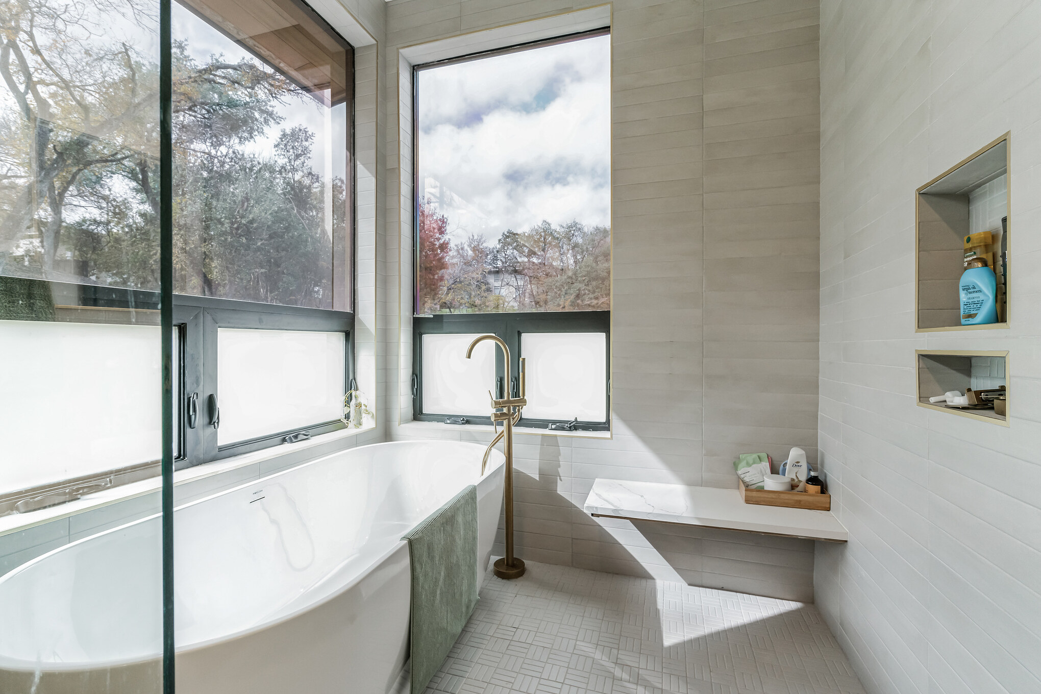 107 Blue Ridge Trail Austin, TX 78746 - Photo 17 of 38 a bathroom with a bathtub and a sink