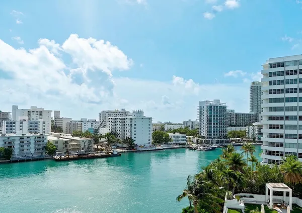 $3,900,000 | 10 Venetian Way, Unit 804, Miami Beach, FL 33139