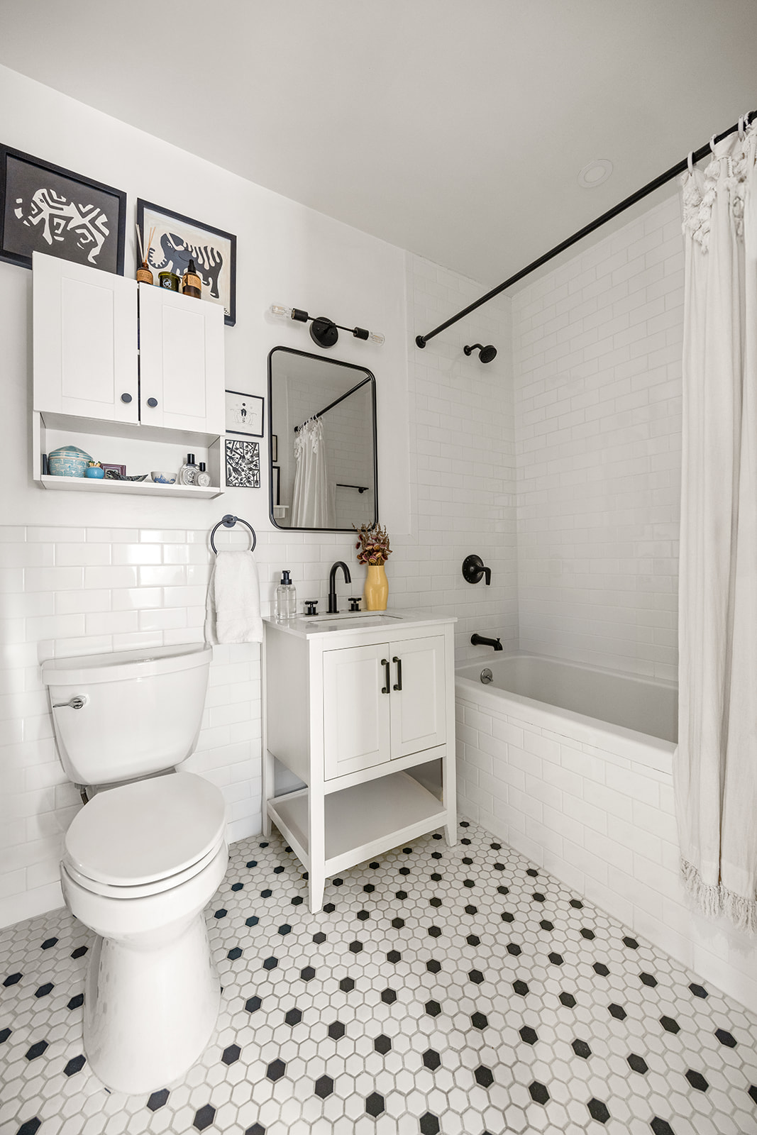 432 Grand Street, Unit 402 Brooklyn, NY 11211 - Photo 9 of 12 a bathroom with a toilet a sink and bathtub