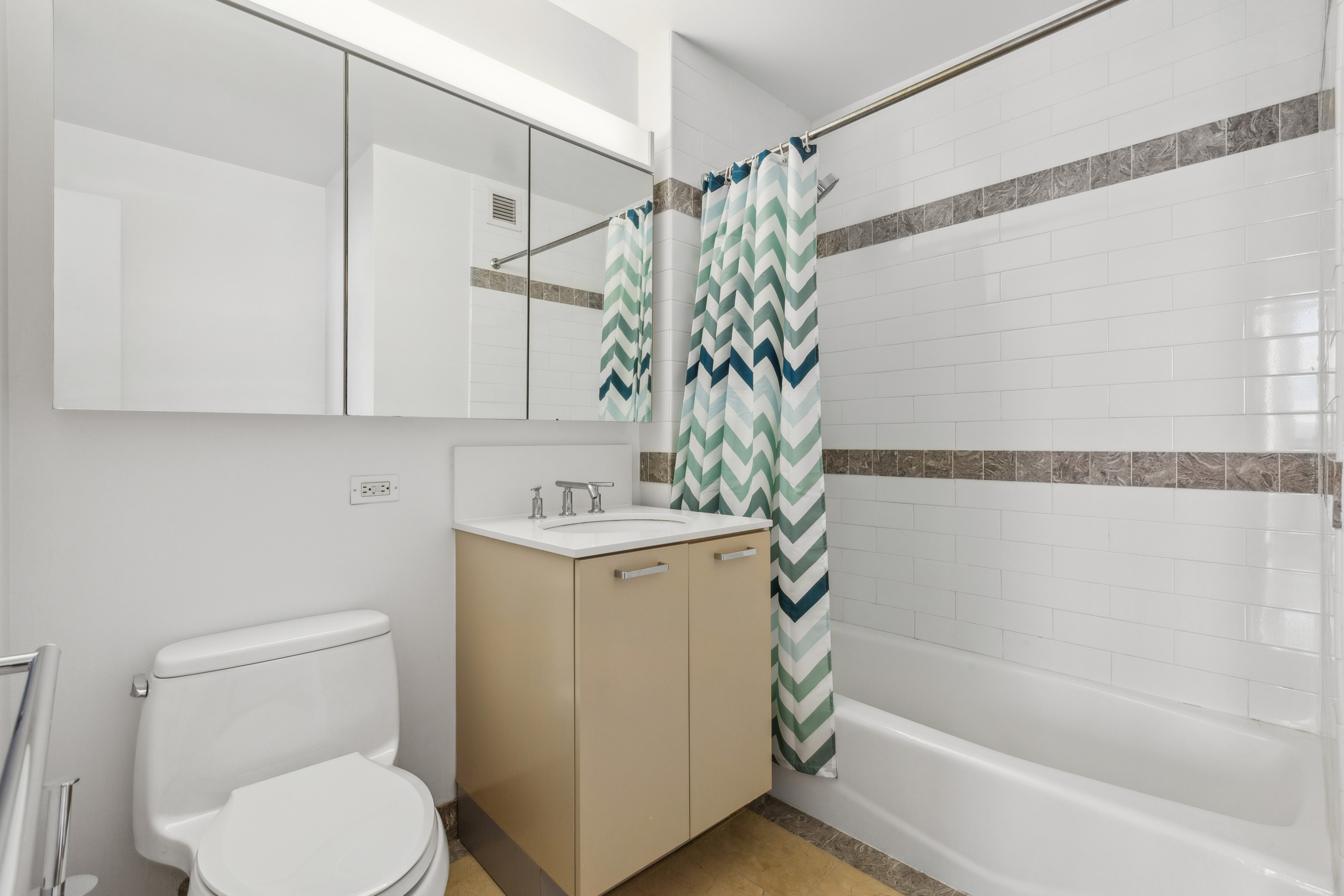 415 Main Street, Unit 4G Manhattan, NY 10044 - Photo 9 of 18 a bathroom with a sink toilet and shower