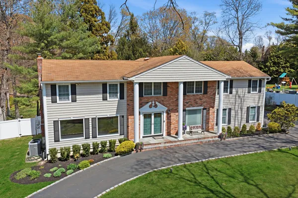 $1,788,000 | 20 Hemingway Drive, Dix Hills, NY 11746