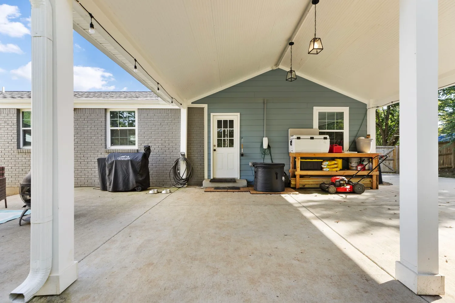 a view of a backyard