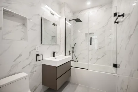 $4,750 | 61 West 70th Street, Unit 2B | Upper West Side