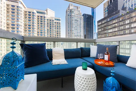 $1,325,000 | 61 West 62nd Street, Unit 20D | Upper West Side