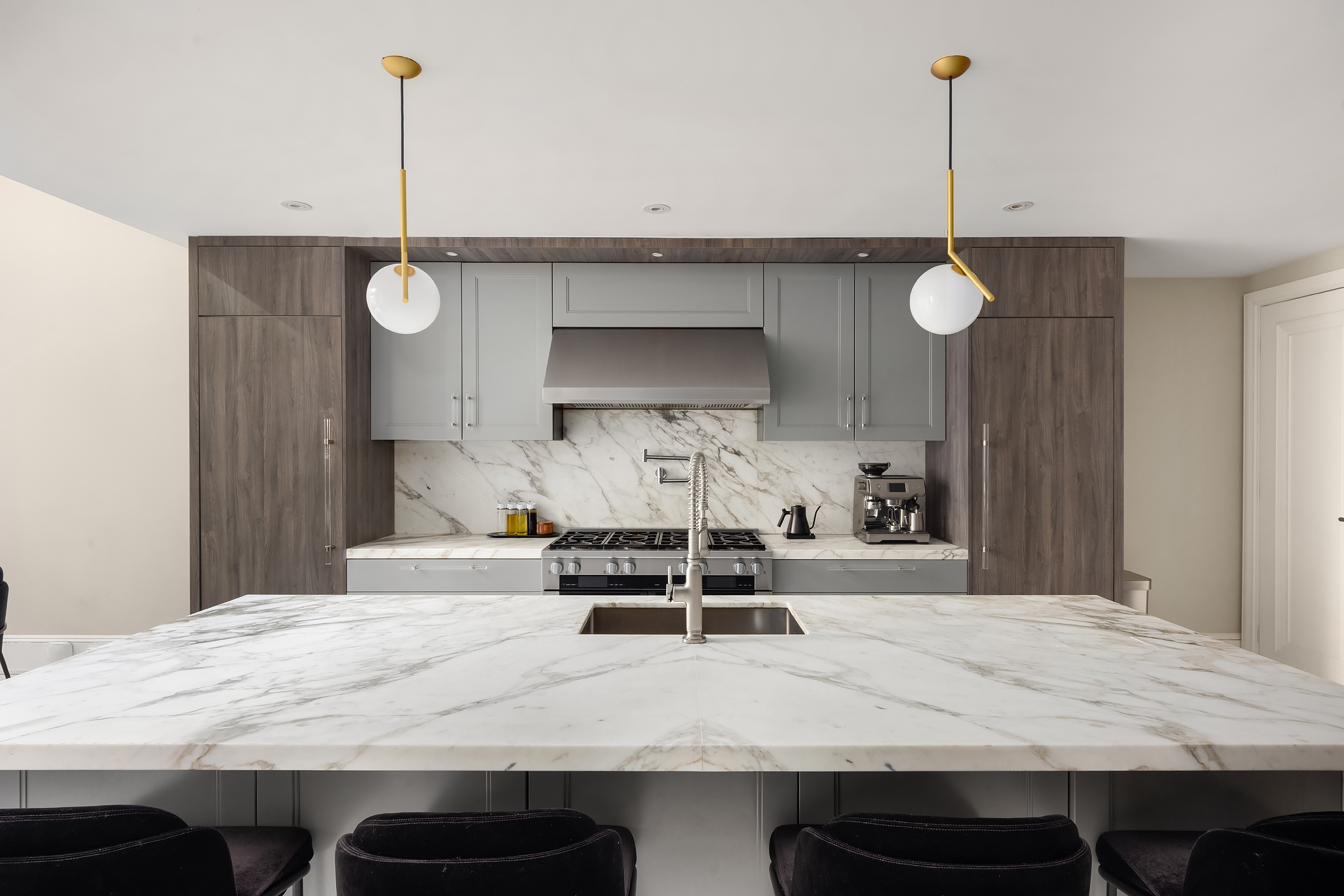 123 East 61st Street Manhattan, NY 10065 - Photo 22 of 31 a kitchen with a table and chairs
