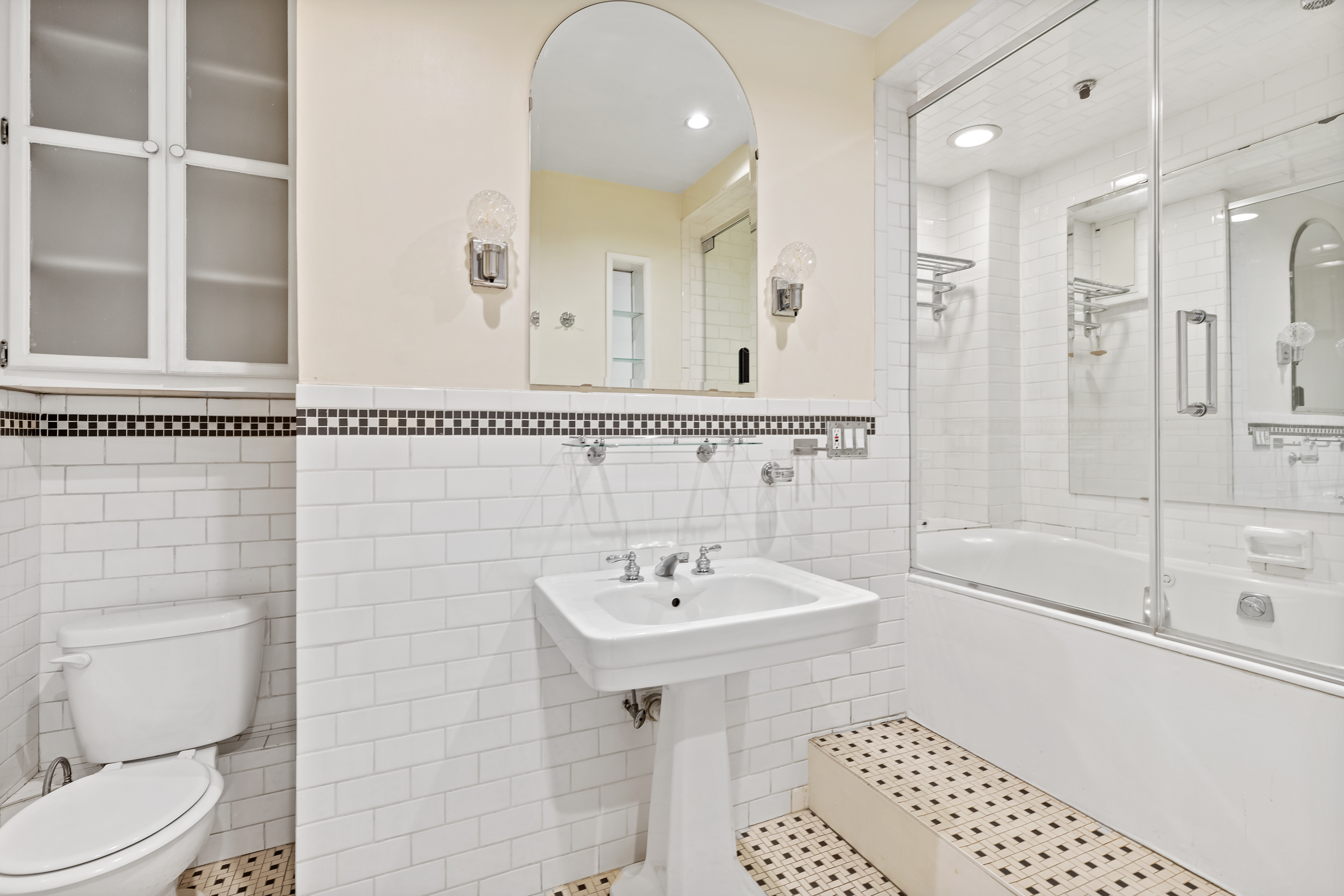 147 West 22nd Street, Unit 5N Manhattan, NY 10011 - Photo 8 of 9 Gallery Image 8