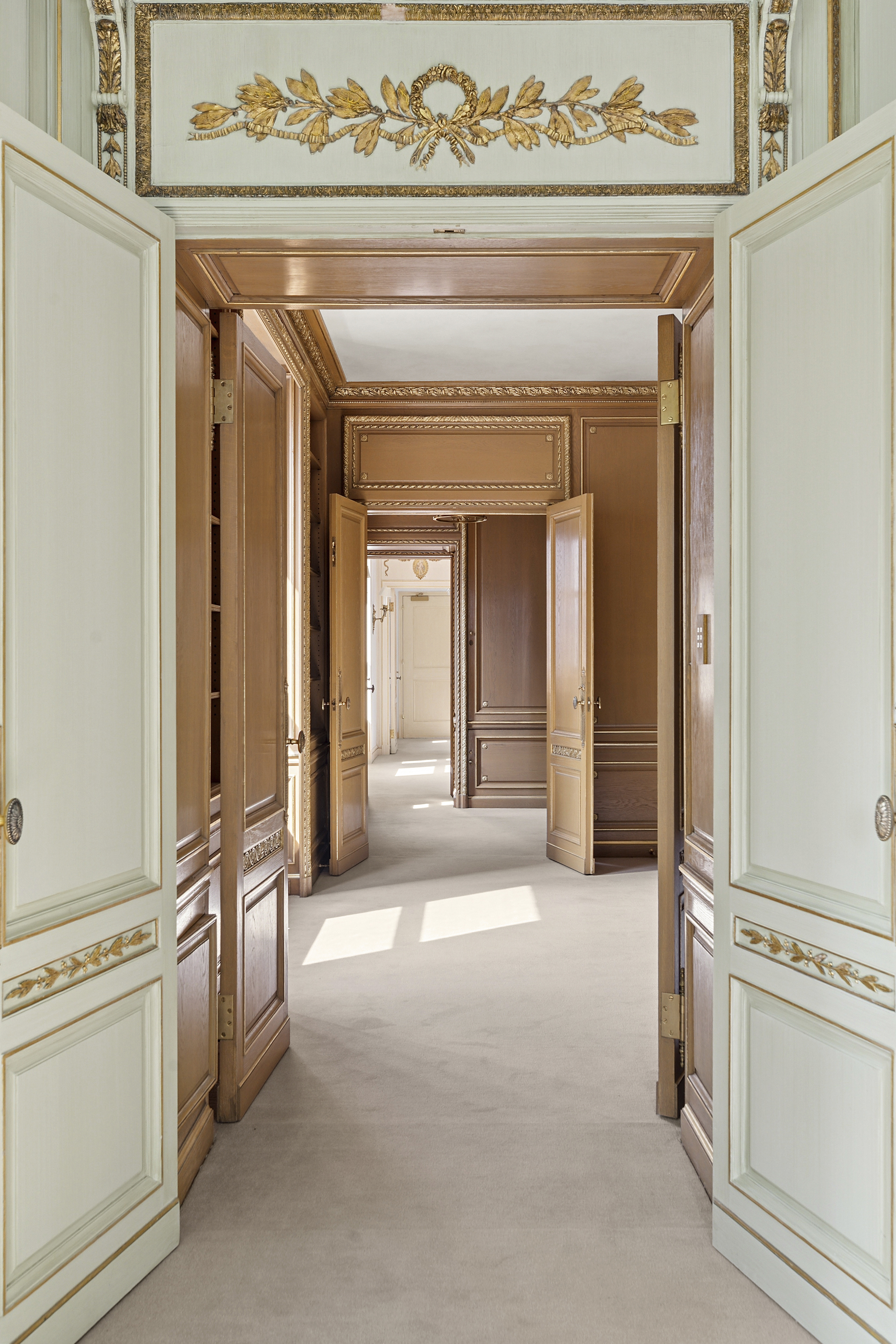 781 5th Avenue Manhattan, NY 10022 - Photo 5 of 18 front view of a house with a hallway