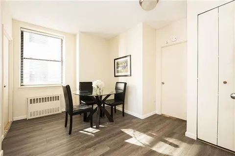 $4,200 | 150 West 51st Street, Unit 908 | Theater District
