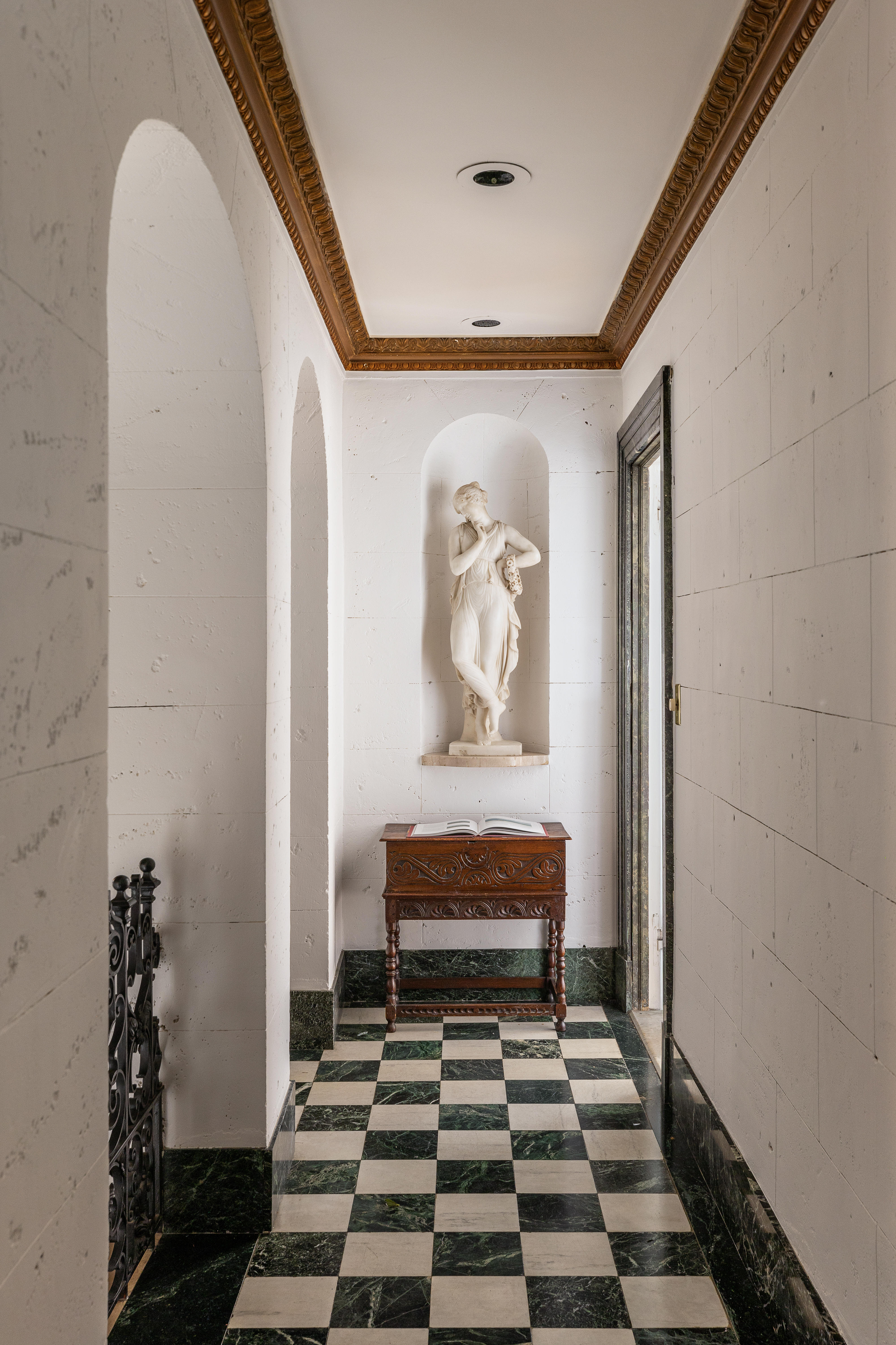 1136 5th Avenue, Unit 6A Manhattan, NY 10128 - Photo 33 of 44 a view of a entryway door with wooden floor