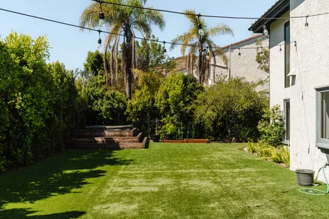 a view of a back yard