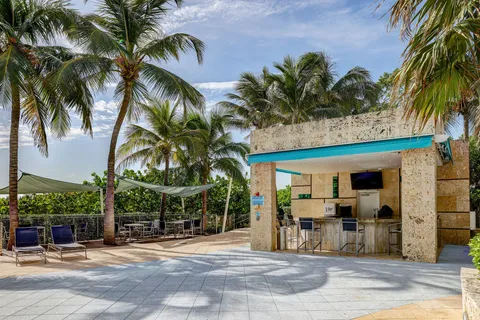 $600,000 | 6801 Collins Avenue, Unit DOOR 606, Miami Beach, FL 33141