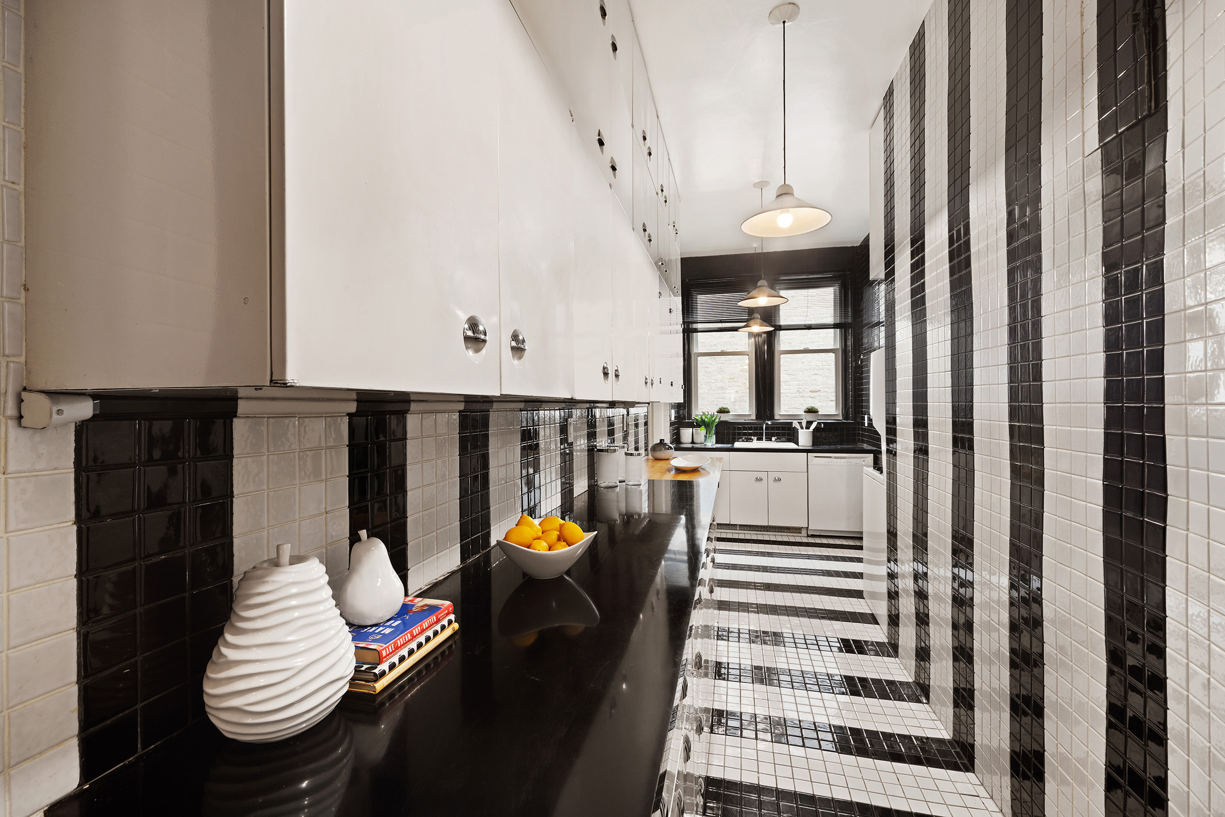 31 East 72nd Street, Unit 4B Manhattan, NY 10021 - Photo 10 of 14 a kitchen with a table and chairs