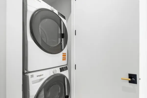 $8,000 | 1327 West Taylor Street, Unit 4, Chicago, IL 60607