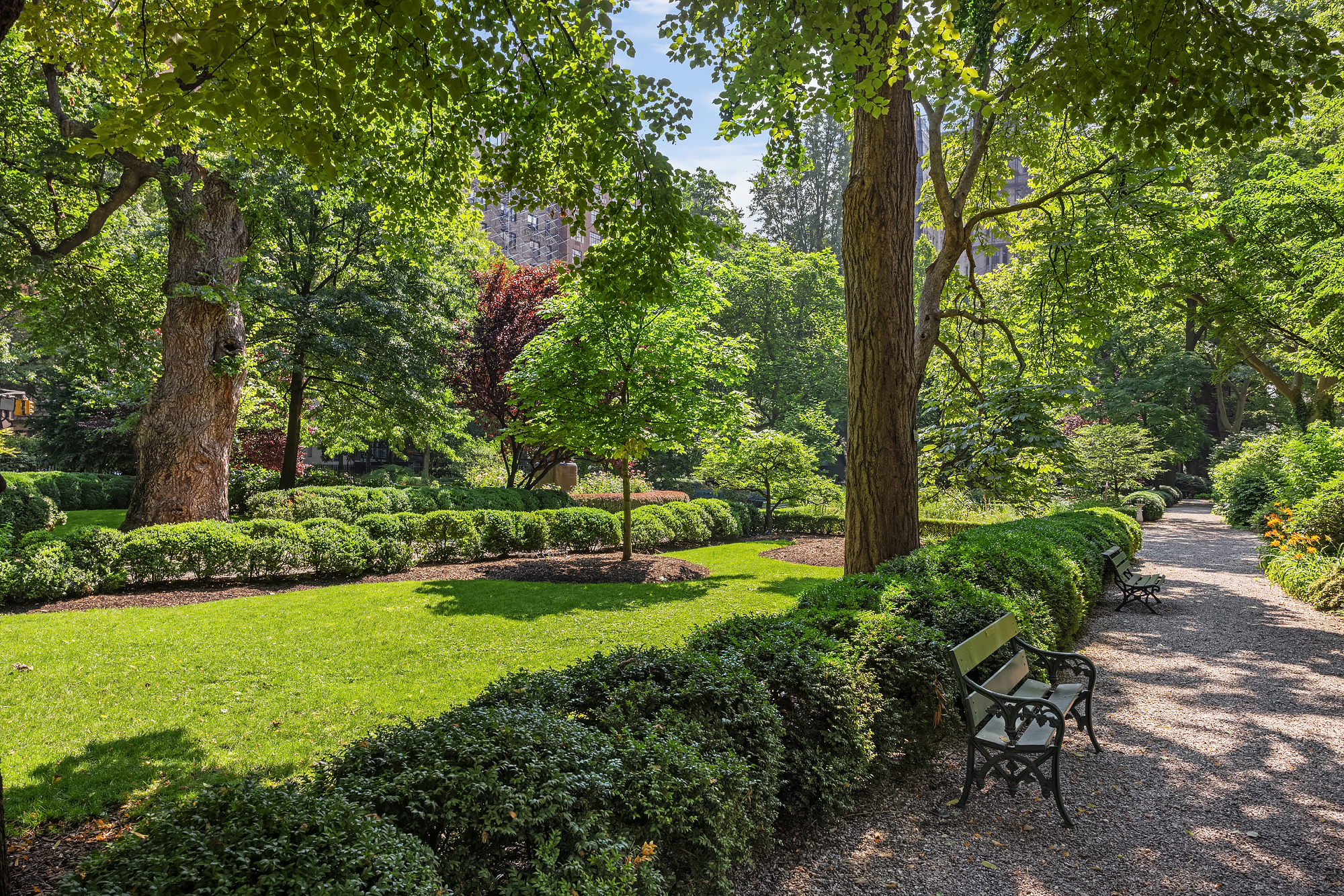 13 Gramercy Park South Manhattan, NY 10003 - Photo 12 of 13 a view of a backyard with large trees