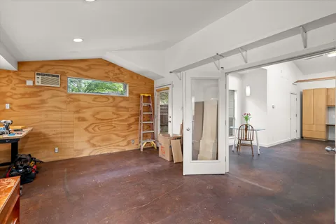 a view of livingroom with furniture