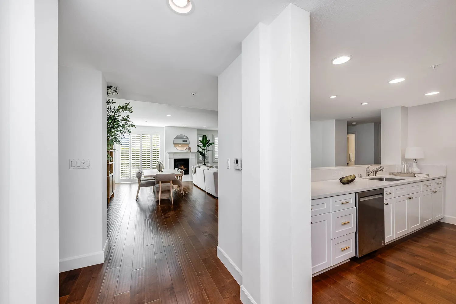 $1,095,000 | 10648 Woodbridge Street, Unit 105, Toluca Lake, CA 91602