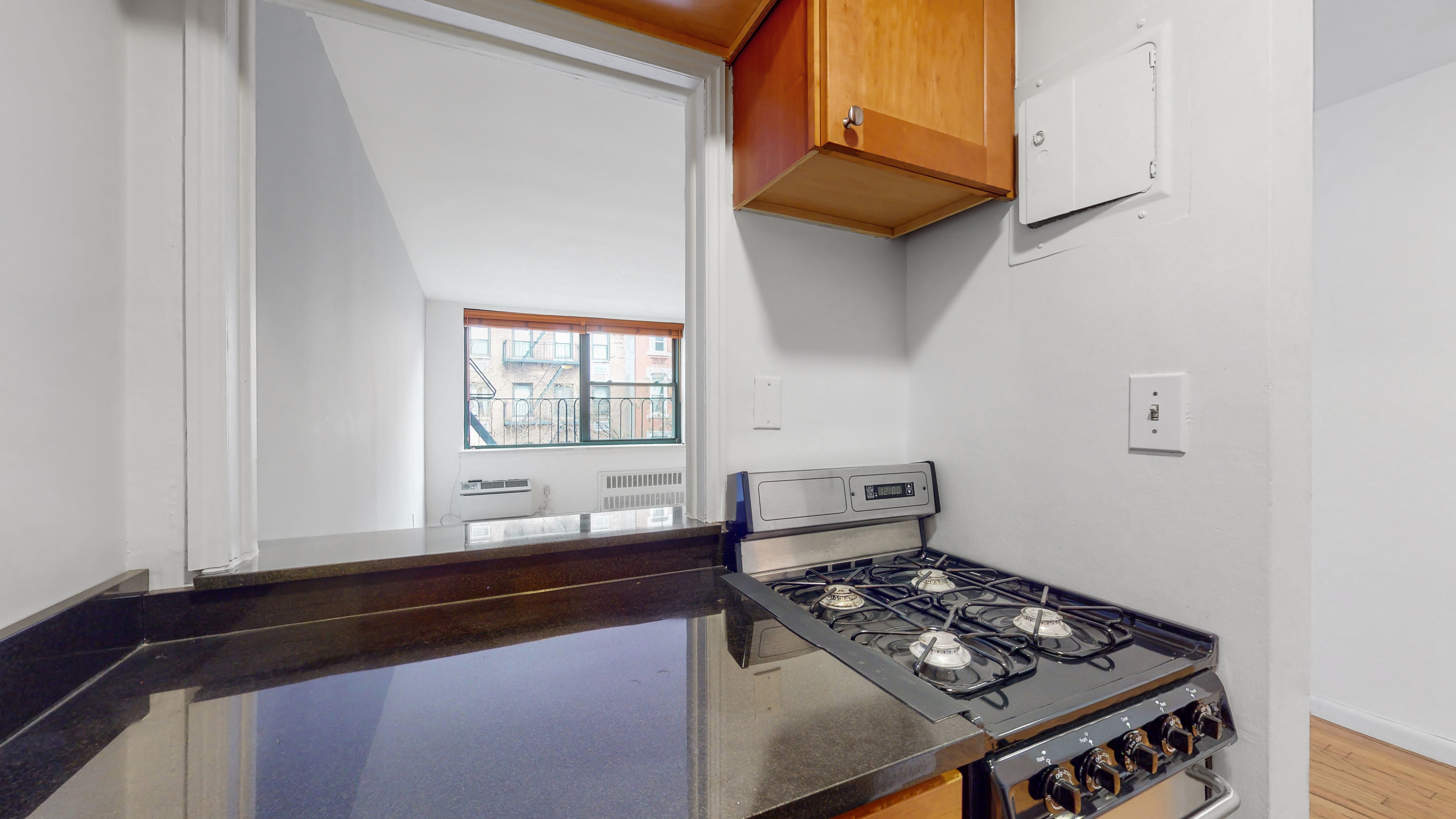 212 East 77th Street, Unit 4E Manhattan, NY 10075 - Photo 5 of 10