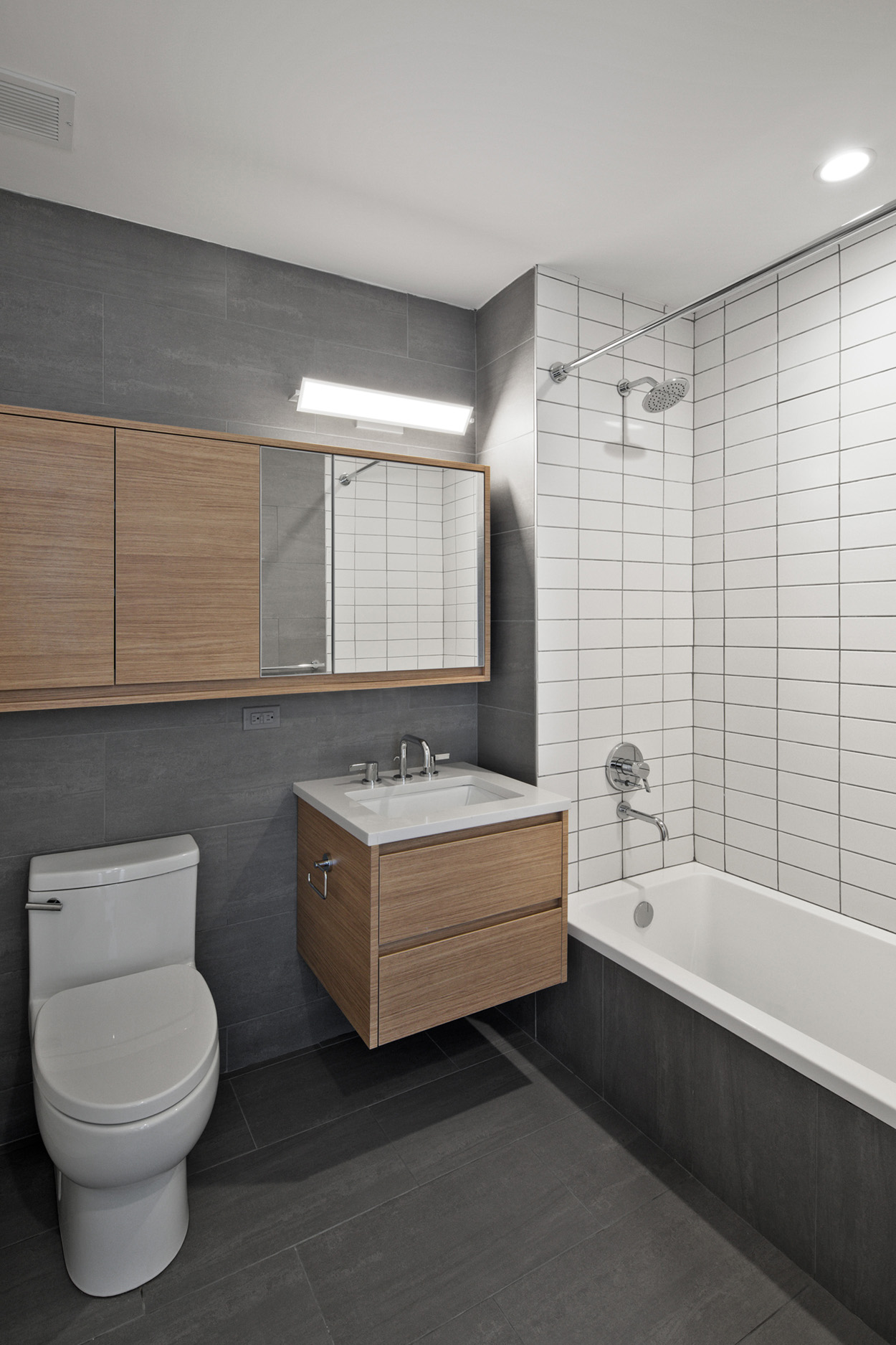 195 Clarkson Avenue, Unit 6E Brooklyn, NY 11226 - Photo 3 of 13 a bathroom with a sink a toilet and bathtub