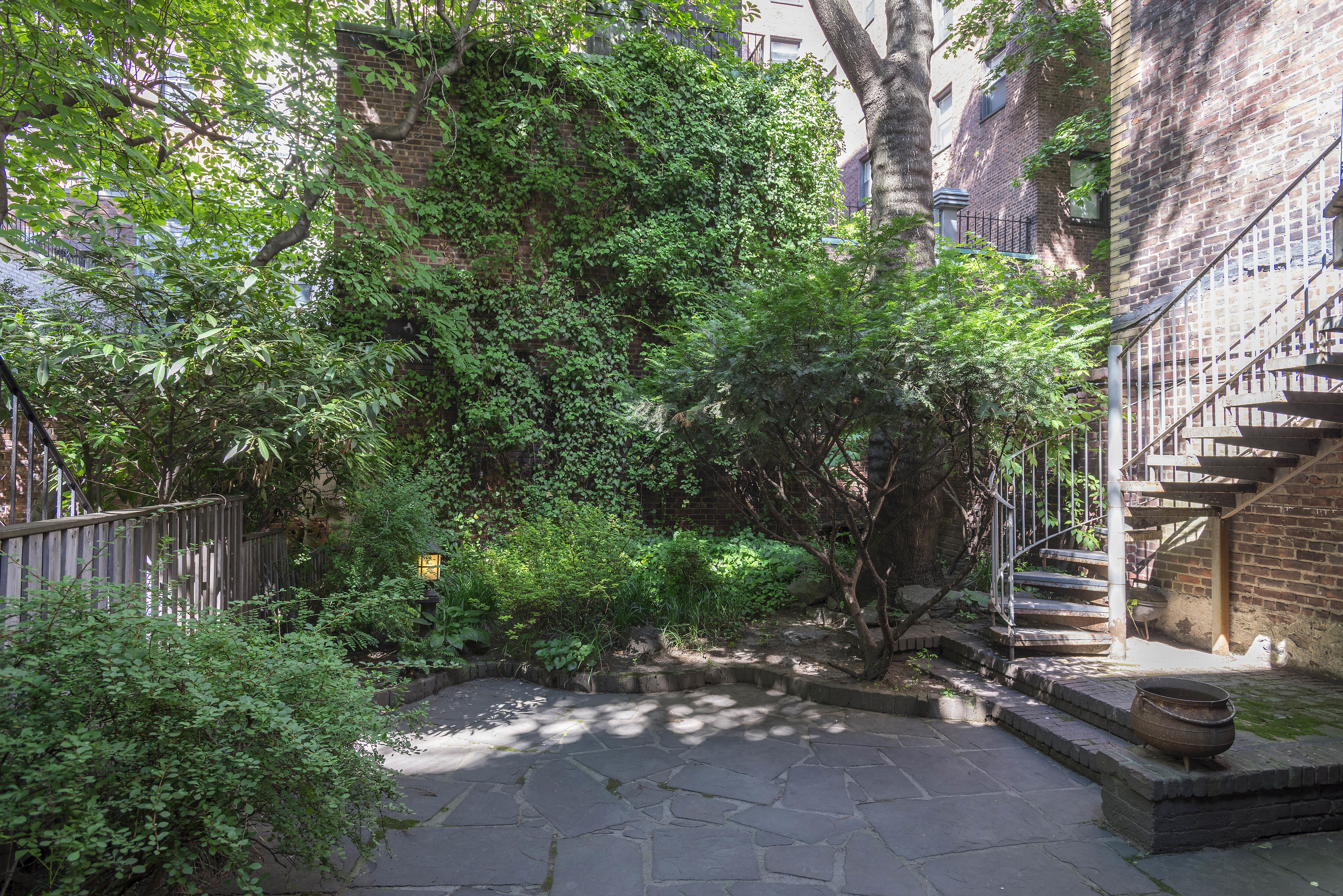 127 West 12th Street Manhattan, NY 10011 - Photo 6 of 8 a backyard of a house with outdoor seating