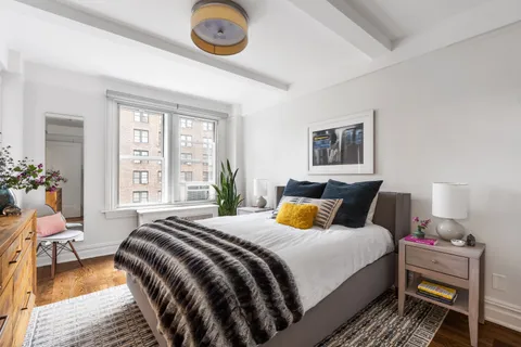 $930,000 | 41 West 72nd Street, Unit 6B | Upper West Side