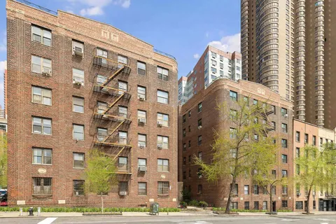 $379,000 | 303 East 37th Street, Unit 3B | Murray Hill