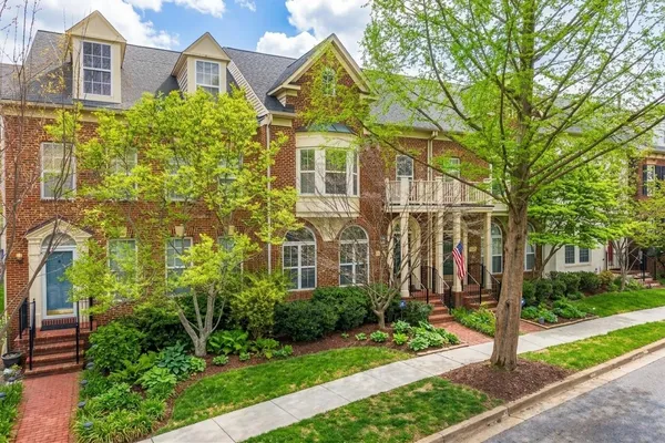 $900,000 | 207 Creek Valley Lane, Rockville, MD 20850