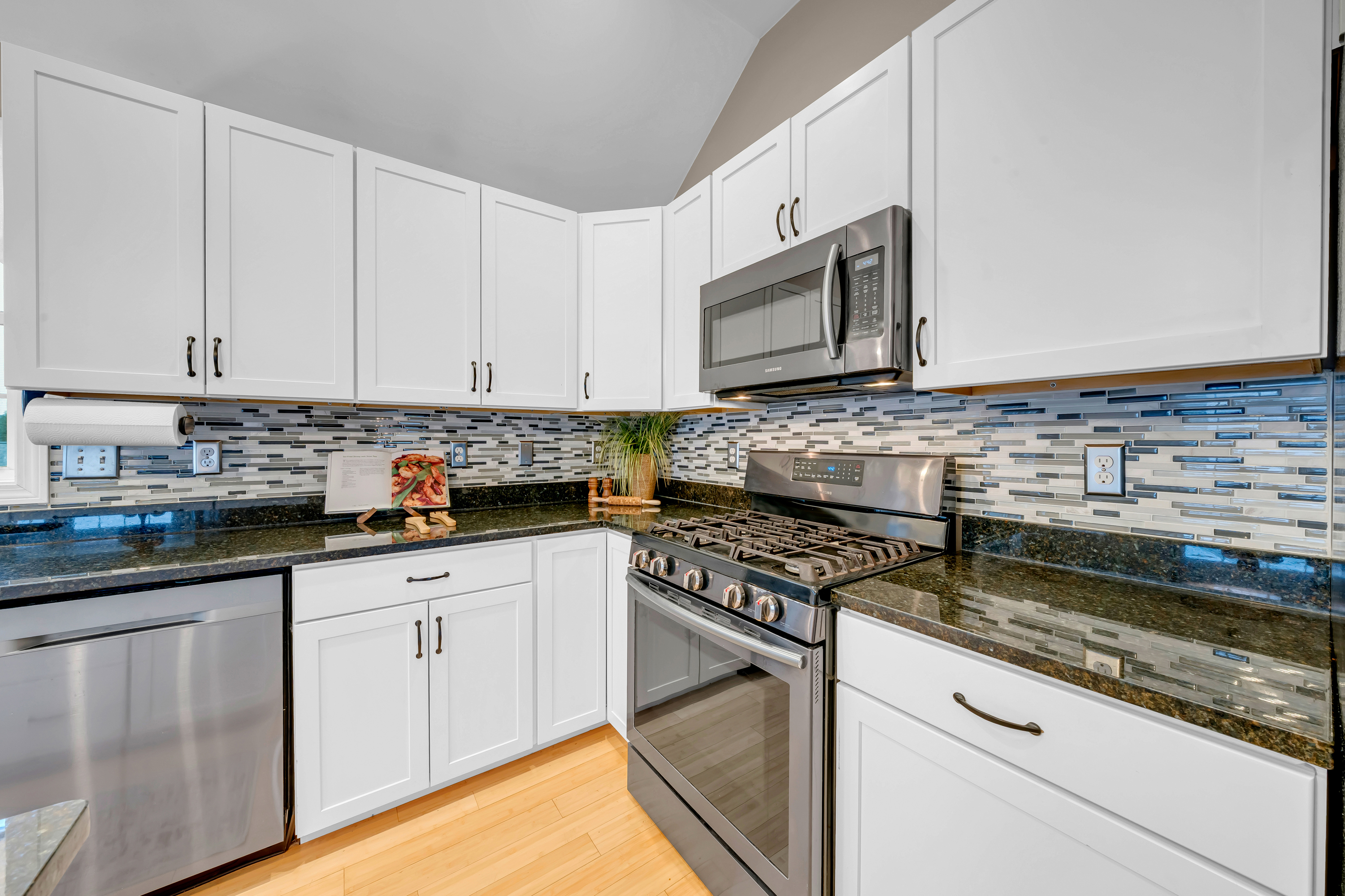 79 Pullman Street Manchester, NH 03103 - Photo 4 of 29