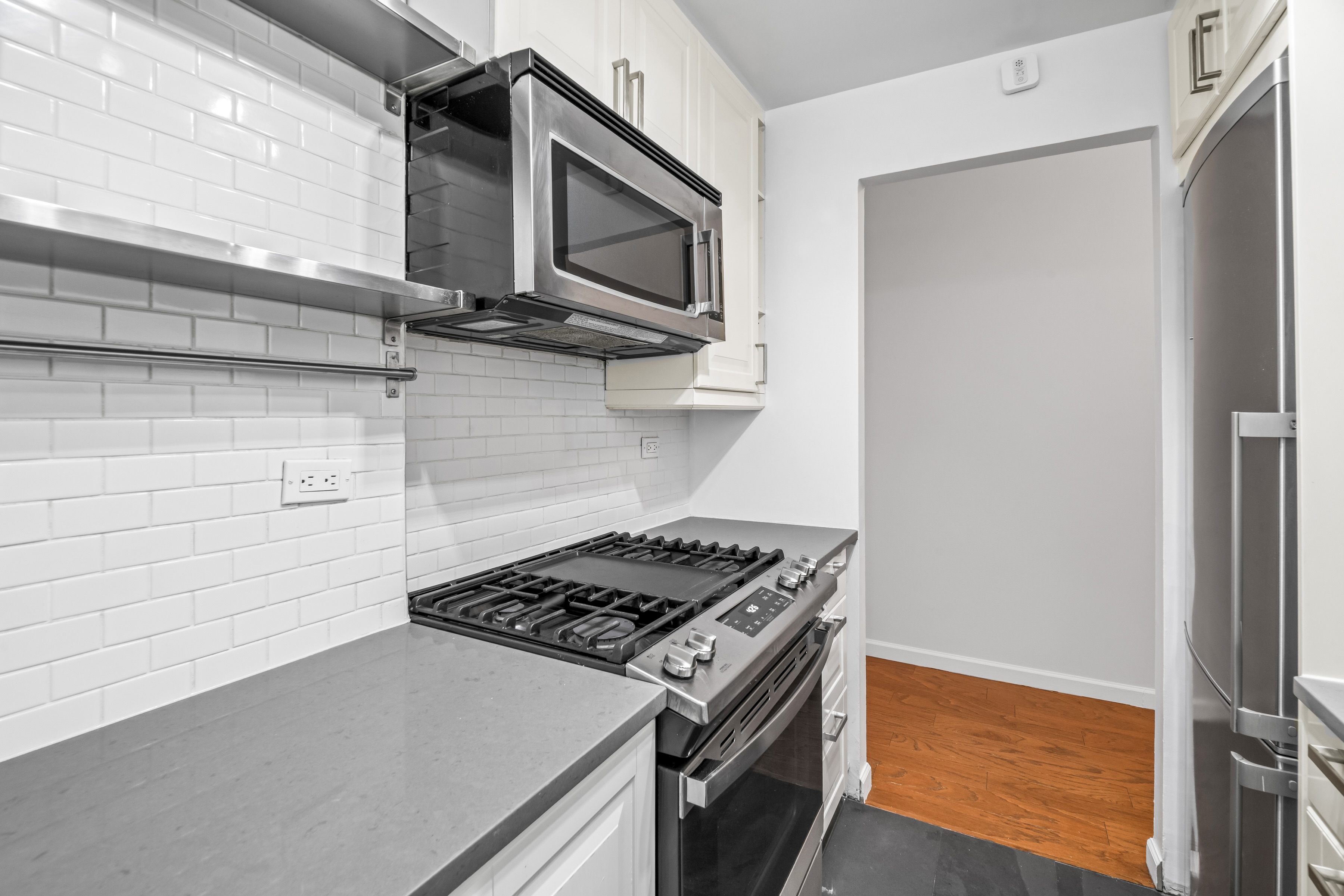 310 East 46th Street, Unit 8U Manhattan, NY 10017 - Photo 8 of 16