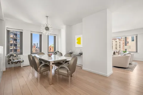 $3,200,000 | 200 East 62nd Street, Unit 27A | Lenox Hill