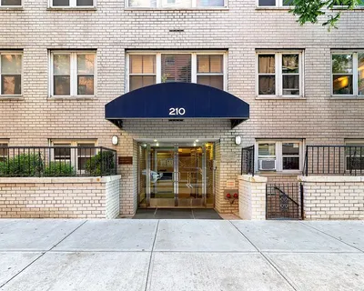 $425,000 | 210 East 63rd Street, Unit 11F | Lenox Hill