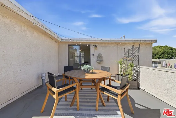 $1,180,000 | 12321 Ocean Park Boulevard, Unit 18, Los Angeles, CA 90064