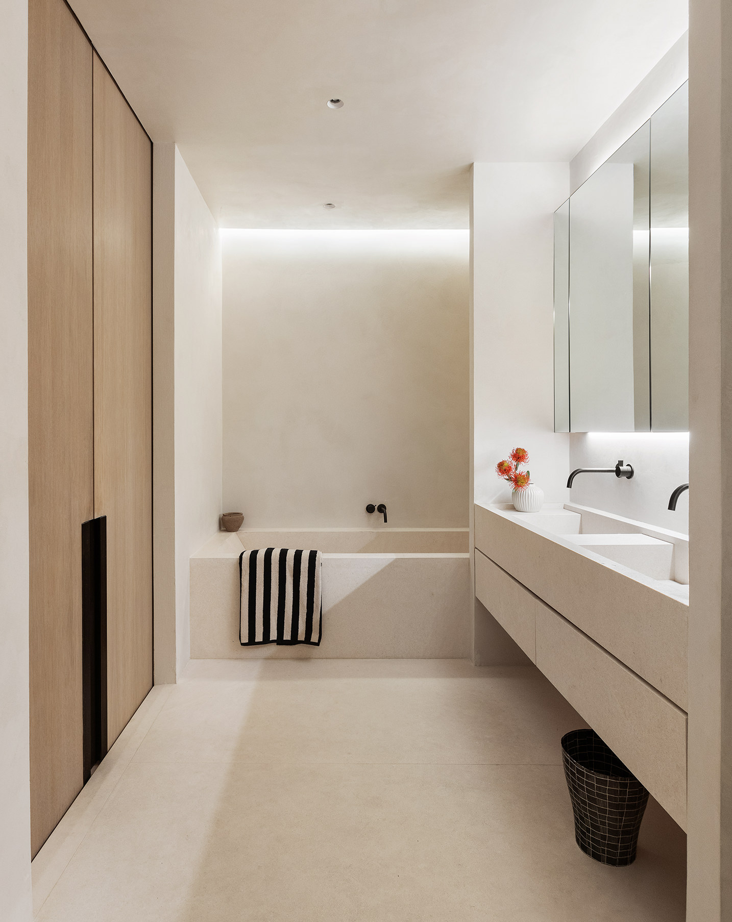 415 Washington Street, Unit 5A Manhattan, NY 10013 - Photo 13 of 21 a bathroom with a bathtub and a window