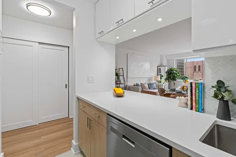 $875,000 | 400 East 54th Street, Unit 22D | Sutton Place
