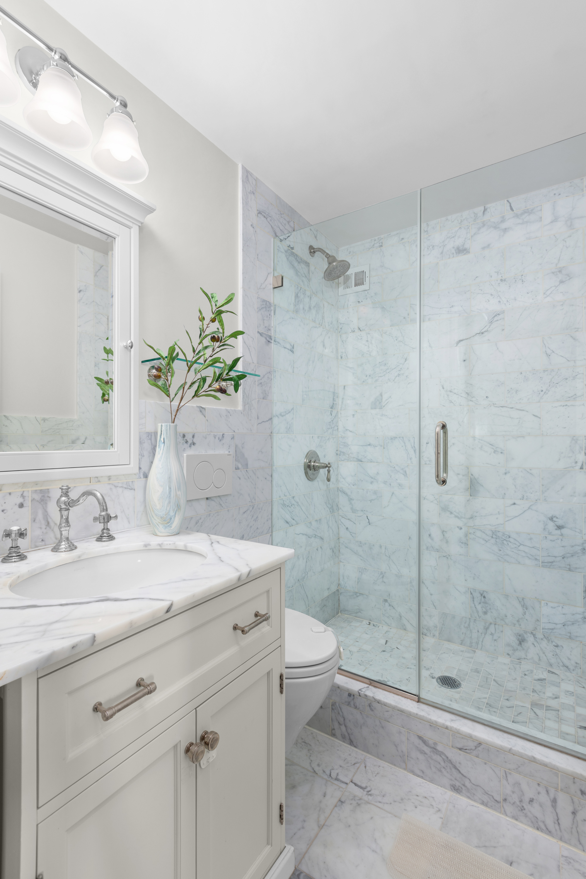575 Main Street, Unit 509 Manhattan, NY 10044 - Photo 7 of 25 a bathroom with a sink a toilet and shower