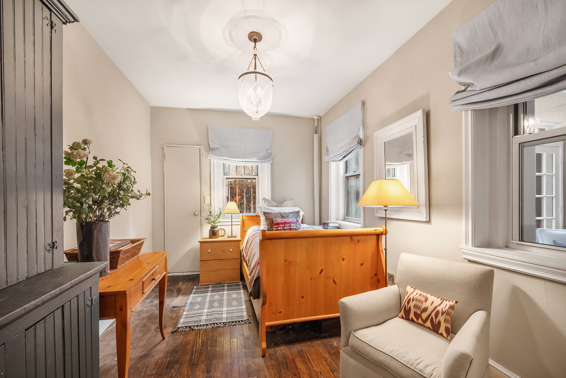 64 East 80th Street Manhattan, NY 10075 - Photo 8 of 14 a living room with furniture and a chandelier