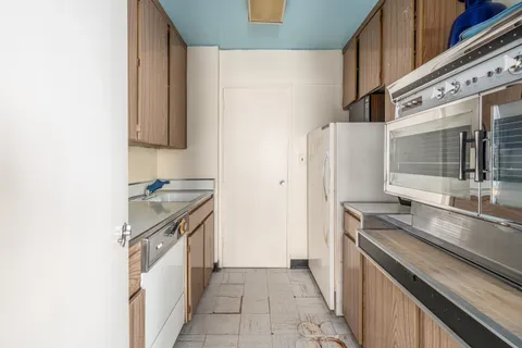 $750,000 | 207 East 74th Street, Unit 1L | Lenox Hill