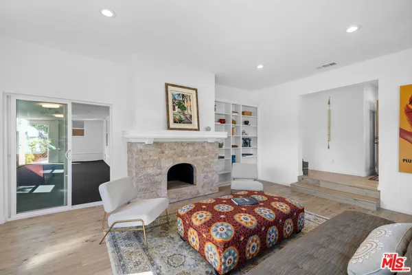 $1,078,000 | 2400 West 74th Street, Los Angeles, CA 90043