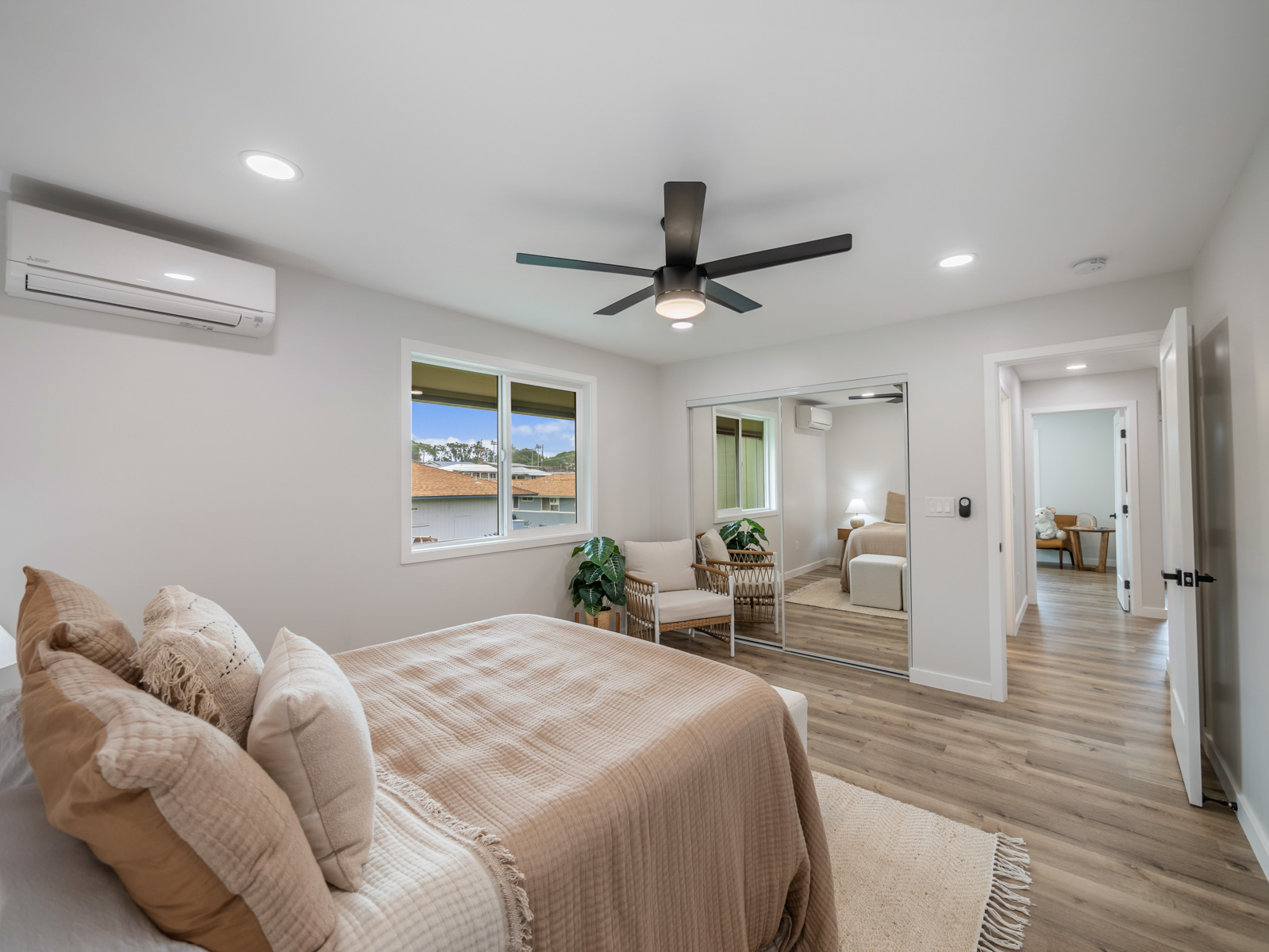 45-561 Paleka Road, Unit C Kaneohe, HI 96744 - Photo 19 of 27 a bedroom with a large bed a chandelier and a window